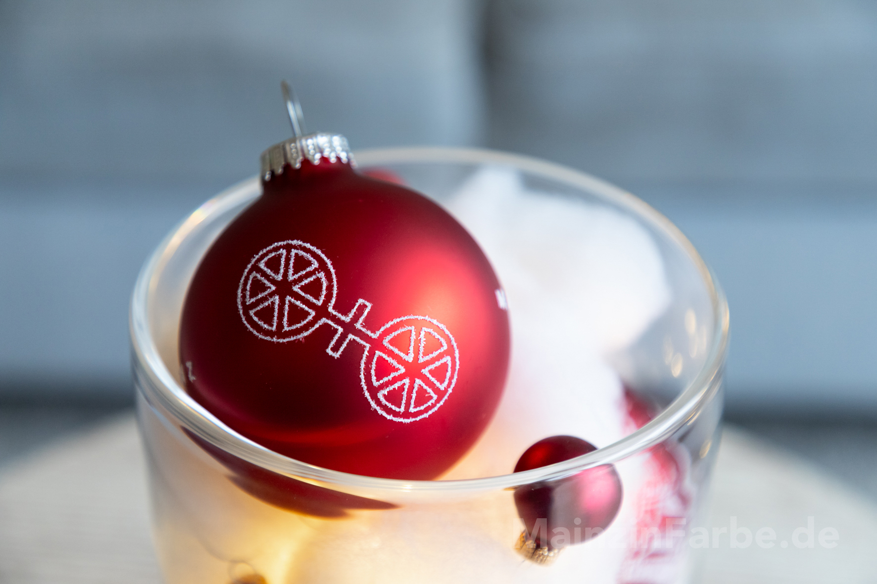 Christbaumkugel "Mainzer Rad", rot-Glitzerweiß